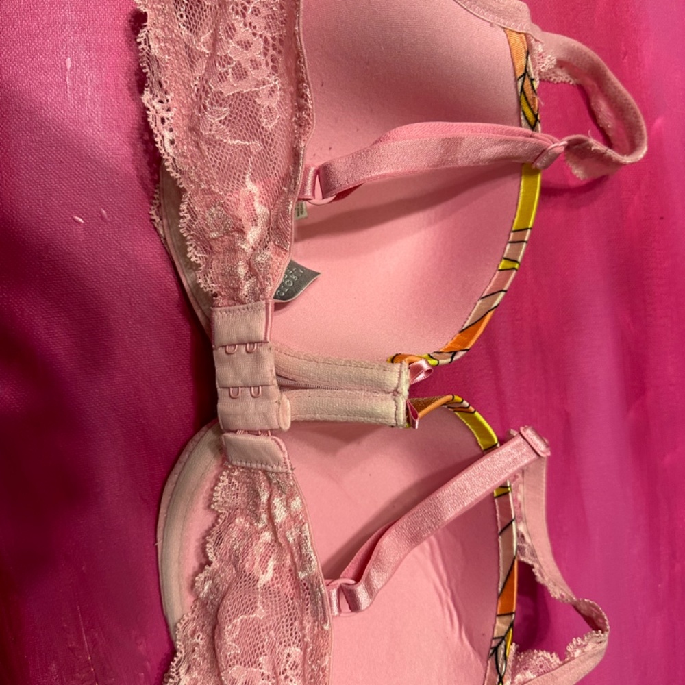 Patterned Victoria’s Secret Bra with lace - Picture 2 of 6